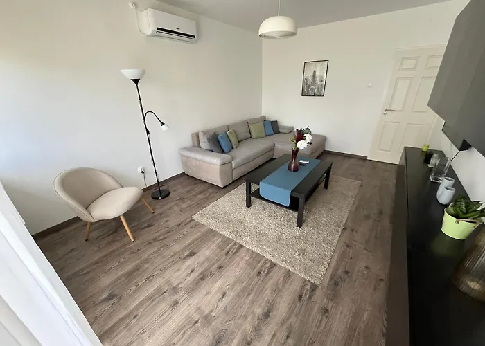 Debreceni Nagyerdei - Ingyenes Zárt Parkolóval Apartman *